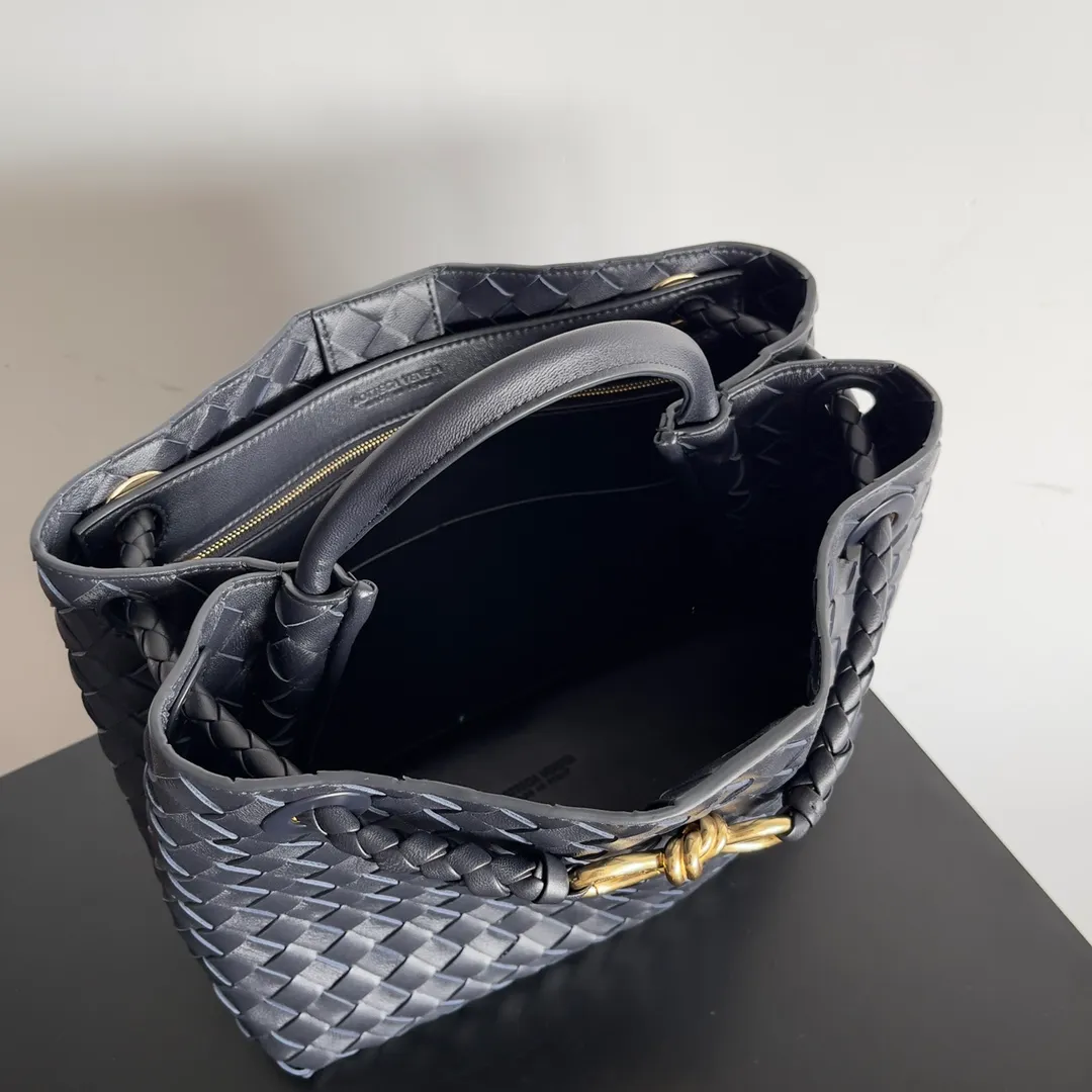 The 2023 new Andiamo batch of 2260 BV has been shipped‼ ️Really popular🔥The new Andiamo woven handbag launched by Bottega Veneta this season is really popular all over the world! ! Celebrities at home and abroad have worn it, and Oscar-winning actress Michelle Yeoh has taken it out on the street. Song Jia, Trai Yara, Yu Feihong, Sanji Ayaka, Rosie Hunting-Whiteley, Yoshioka Riho, etc. have all picked up this bag. It is classic and versatile, showing off its temperament, and the bag capacity is also large, which is very convenient for daily commuting! ! A variety of carrying methods, the shoulder straps can be adjusted by yourself, the original lambskin feels soft and delicate, and the unisex style breaks the gender boundaries and brings a more practical and long-lasting use experience. Andiamo, which has both elegant and casual styles, perfectly interprets the true appearance of "fashionable old money style". Style number: 743572 Size: 32*24*12